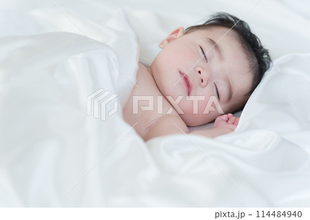 昼寝する裸の赤ちゃん 昼寝する裸の赤ちゃん 114484940