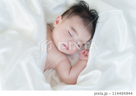 昼寝する裸の赤ちゃん 昼寝する裸の赤ちゃん 114484944