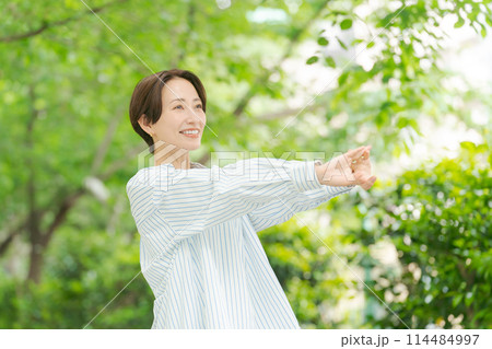 新録の中でリフレッシュする女性 114484997