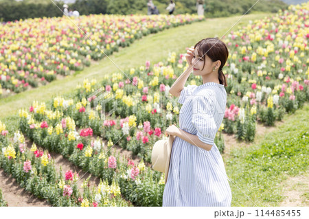 花畑を散歩する若い女性 114485455