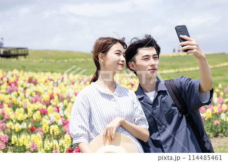 花畑で自撮りするふたり 花畑で自撮りするふたり 114485461