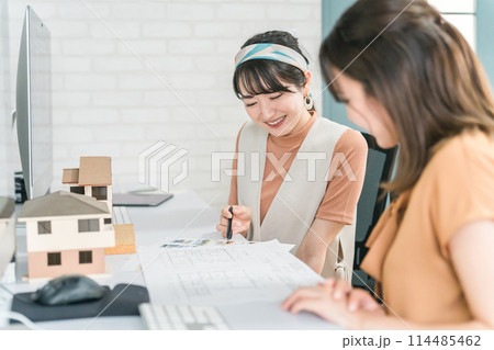 インテリアデザイナー・建築士・設計士・インテリアコーディネーターの仕事をする女性 インテリアデザイナー・建築士・設計士・インテリアコーディネーターの仕事をする女性 114485462
