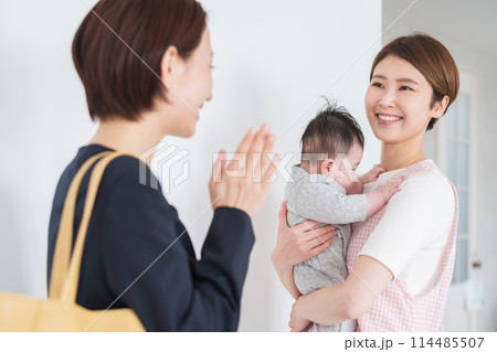 保育園に赤ちゃんを預けるママ 保育園に赤ちゃんを預けるママ 114485507
