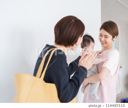 保育園に赤ちゃんを預けるママ 114485510