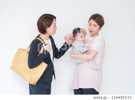体調不良の子供のお迎えに保育園へ行くママ 114485515