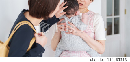 体調不良の子供のお迎えに保育園へ行くママ 114485518