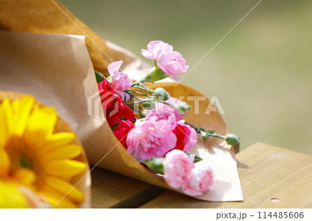 テーブルの上の花束と花束 114485606