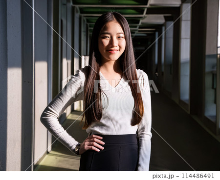 若い女性のポートレート 114486491