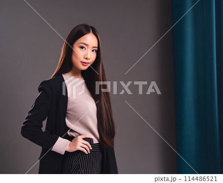 若い女性のポートレート 114486521