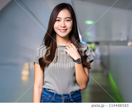 若い女性のポートレート 114486583