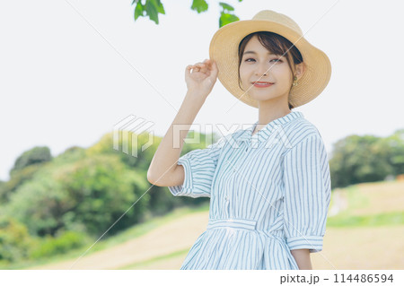 自然の中でくつろぐかわいい女性 114486594