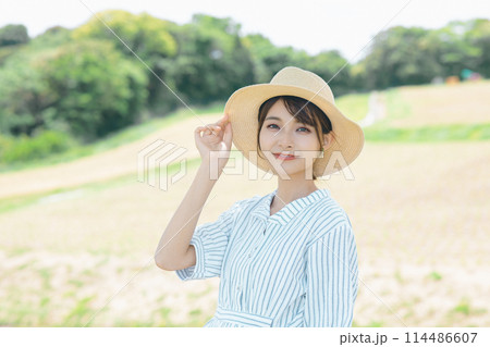 自然の中でくつろぐかわいい女性 114486607