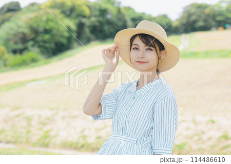 自然の中でくつろぐかわいい女性 114486610