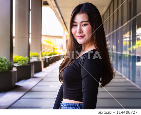 若い女性のポートレート 114486727