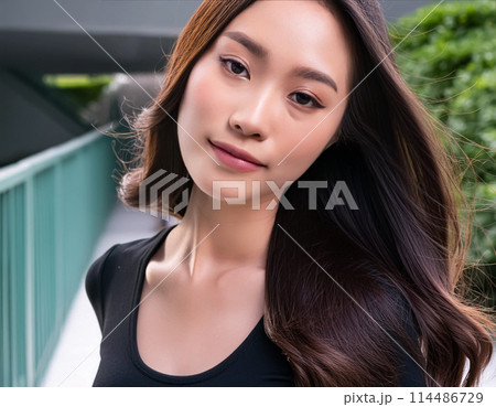 若い女性のポートレート 114486729