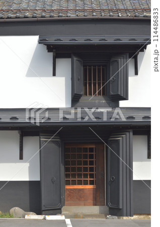 japanese KURA antique house / 漆喰の土蔵(日本蔵)，塗り壁，黒壁・白壁 114486833