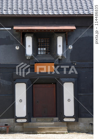 japanese KURA antique house / 漆喰の土蔵(日本蔵)，塗り壁，黒壁・白壁 114486835