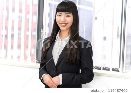 働く女性社員 働く女性社員 114487403