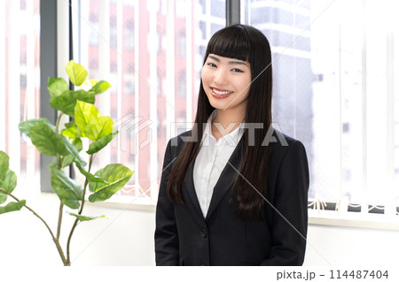 働く女性社員 働く女性社員 114487404