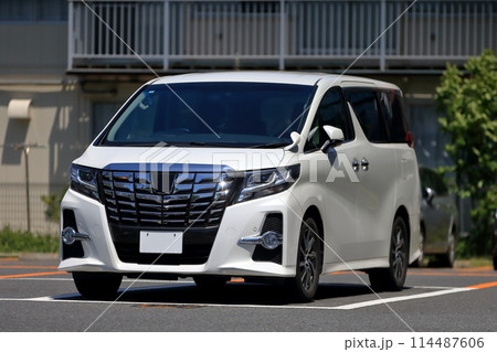 白いミニバン　イメージ 114487606