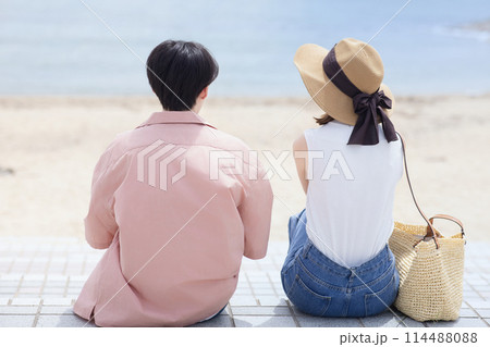海辺を歩くカップル 海辺を歩くカップル 114488088