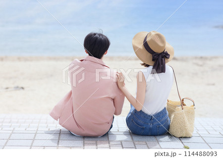 海辺を歩くカップル 114488093