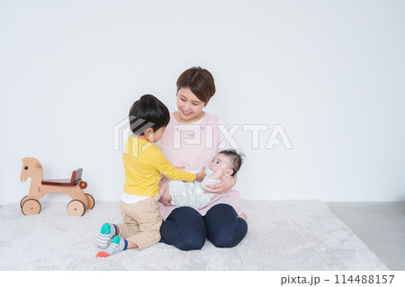 赤ちゃんにミルクをあげる保育士 114488157