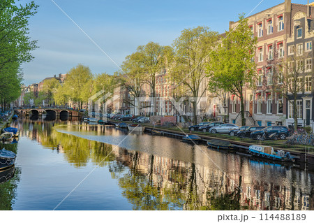 オランダ　アムステルダム　運河沿いの風景 114488189