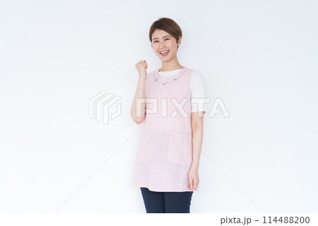 ガッツポーズする保育士 114488200
