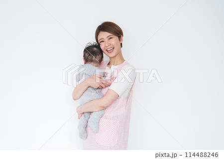 保育士と赤ちゃん 保育士と赤ちゃん 114488246