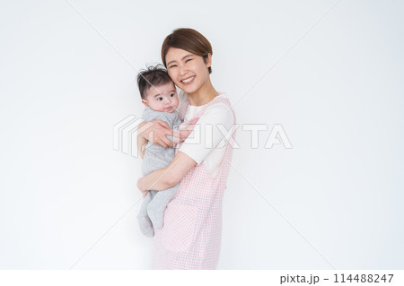 保育士と赤ちゃん 保育士と赤ちゃん 114488247