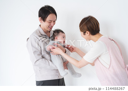 保育園に赤ちゃんを預けるパパ 114488267