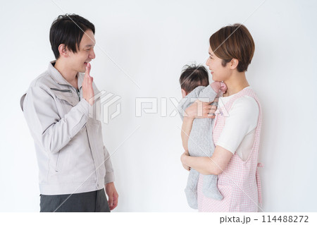 保育園に赤ちゃんを預けるパパ 114488272