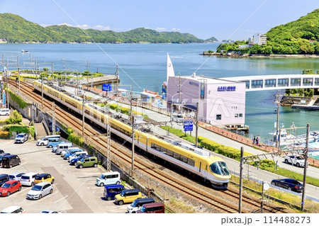 鳥羽の海をバックに走る伊勢志摩ライナー 114488273