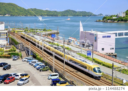 鳥羽の海をバックに走る伊勢志摩ライナー 114488274