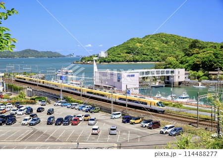 鳥羽の海をバックに走る伊勢志摩ライナー 鳥羽の海をバックに走る伊勢志摩ライナー 114488277