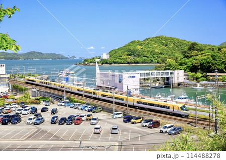鳥羽の海をバックに走る伊勢志摩ライナー 114488278