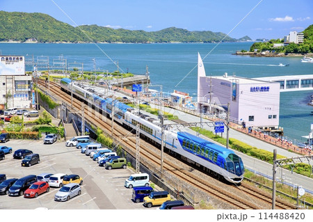 鳥羽の海をバックに走る観光特急しまかぜ 114488420