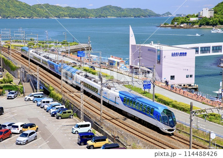 鳥羽の海をバックに走る観光特急しまかぜ 鳥羽の海をバックに走る観光特急しまかぜ 114488426