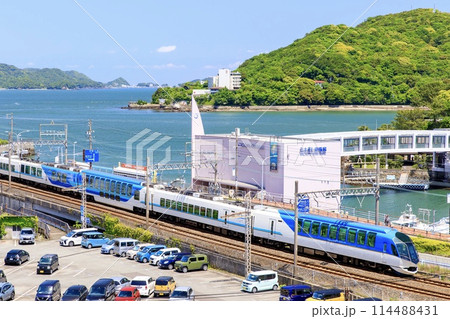 鳥羽の海をバックに走る観光特急しまかぜ 114488431