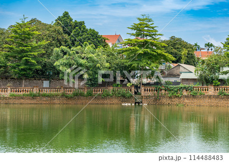 ベトナムハノイ　国家文化財に指定されたドンラム村の古民家とアヒルのいる池 114488483