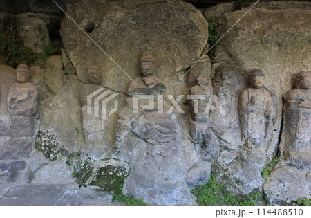 国宝臼杵石仏、ホキ石仏第二群、第二龕「九品の弥陀像」 114488510