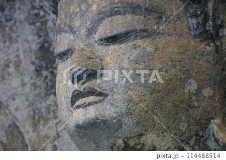 国宝臼杵石仏、ホキ石仏第二群、第一龕「阿弥陀三尊の中尊阿弥陀如来像」 114488514