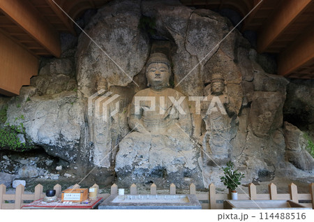 国宝臼杵石仏、ホキ石仏第二群、第一龕「阿弥陀三尊像」 114488516