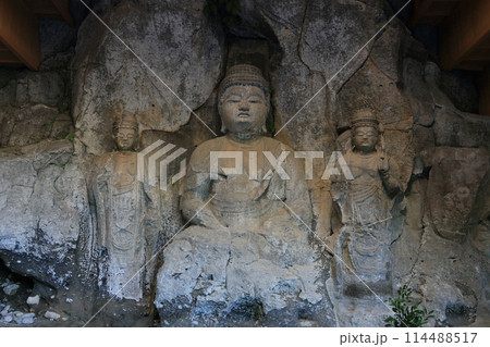 国宝臼杵石仏、ホキ石仏第二群、第一龕「阿弥陀三尊像」 114488517