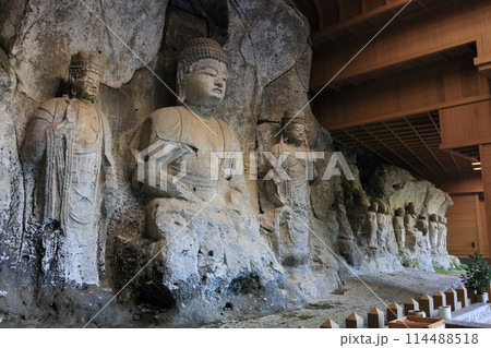 国宝臼杵石仏、ホキ石仏第二群、第一龕「阿弥陀三尊像」と第二龕「九品の弥陀像」 114488518