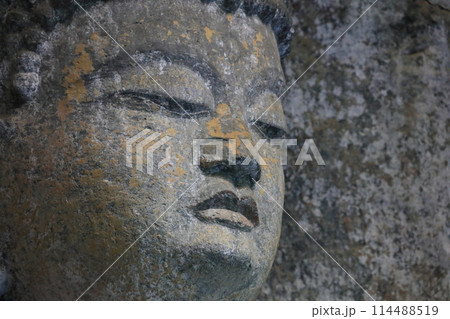 国宝臼杵石仏、ホキ石仏第二群、第一龕「阿弥陀三尊の中尊阿弥陀如来像」 国宝臼杵石仏、ホキ石仏第二群、第一龕「阿弥陀三尊の中尊阿弥陀如来像」 114488519