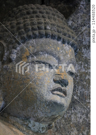 国宝臼杵石仏、ホキ石仏第二群、第一龕「阿弥陀三尊の中尊阿弥陀如来像」 114488520