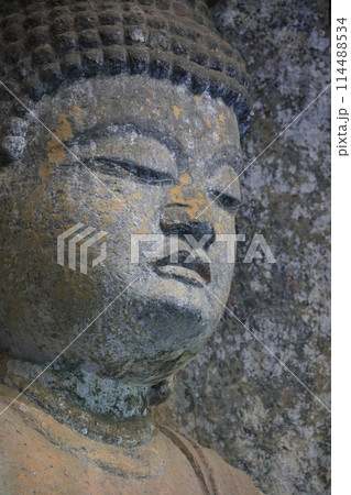 国宝臼杵石仏、ホキ石仏第二群、第一龕「阿弥陀三尊の中尊阿弥陀如来像」 114488534