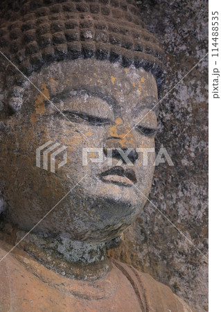 国宝臼杵石仏、ホキ石仏第二群、第一龕「阿弥陀三尊の中尊阿弥陀如来像」 114488535
